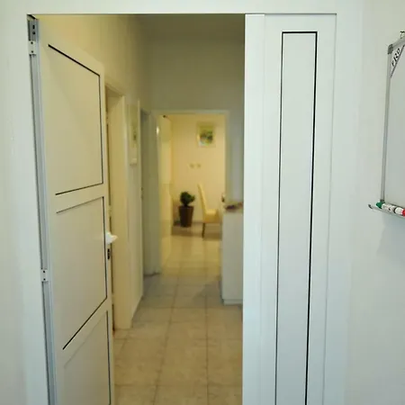 Green Garden Apartment *
